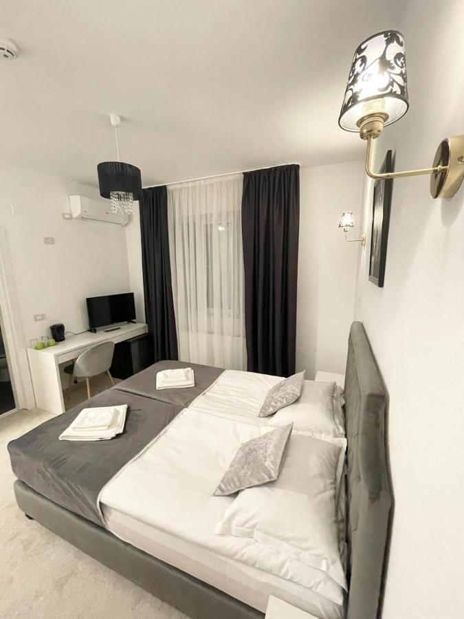 Готель Cochet Boutique Тиргу-Жіу Екстер'єр фото
