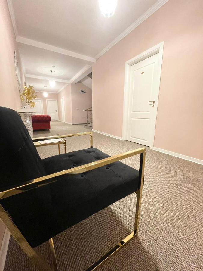 Готель Cochet Boutique Тиргу-Жіу Екстер'єр фото