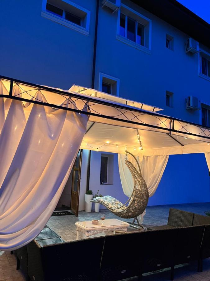 Готель Cochet Boutique Тиргу-Жіу Екстер'єр фото