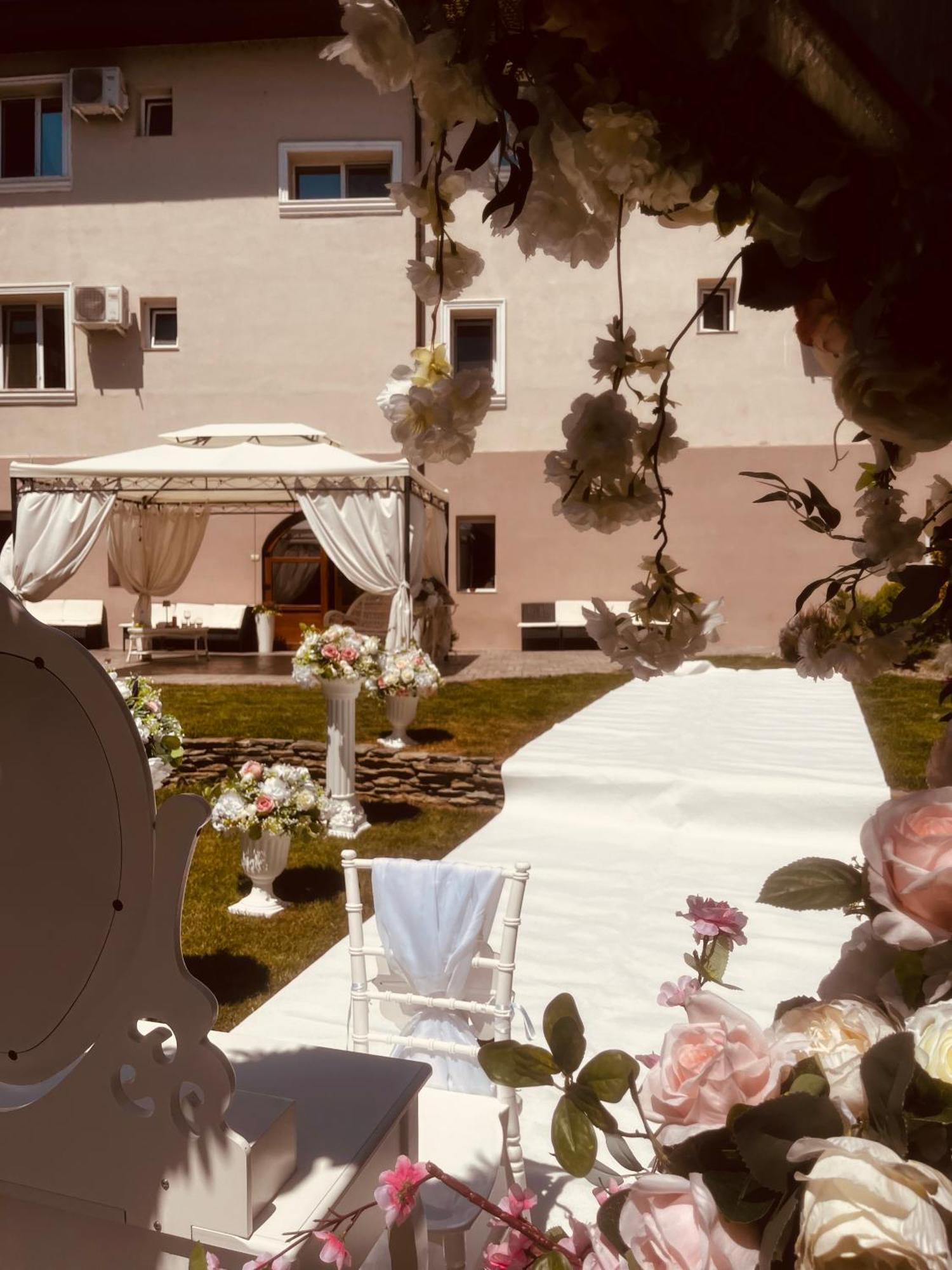 Готель Cochet Boutique Тиргу-Жіу Екстер'єр фото