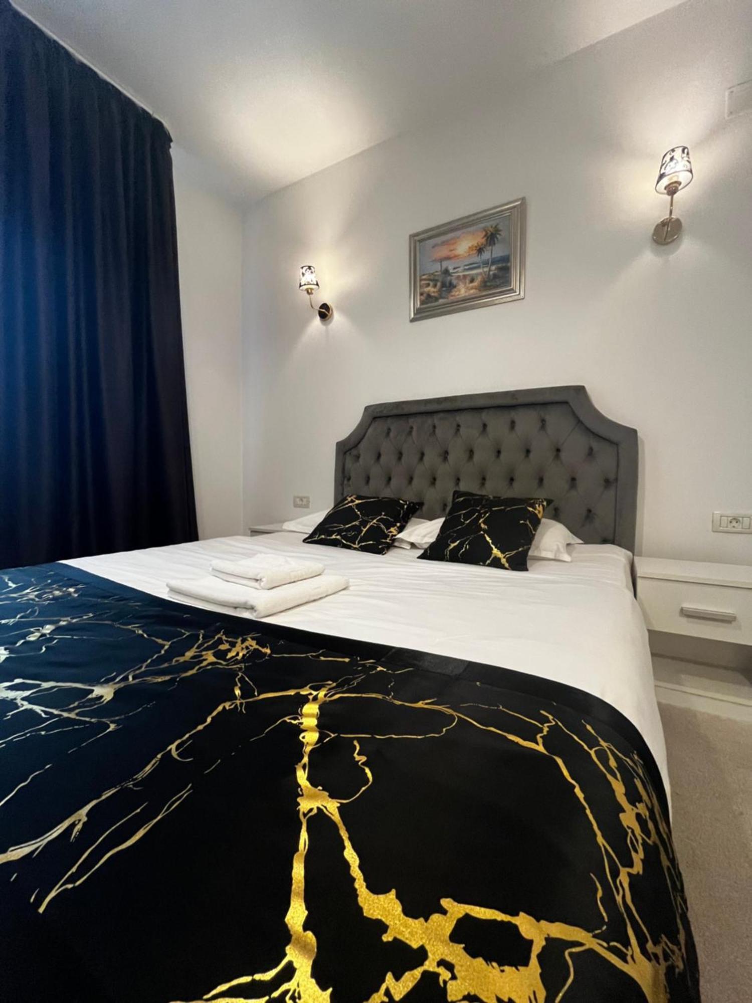 Готель Cochet Boutique Тиргу-Жіу Екстер'єр фото