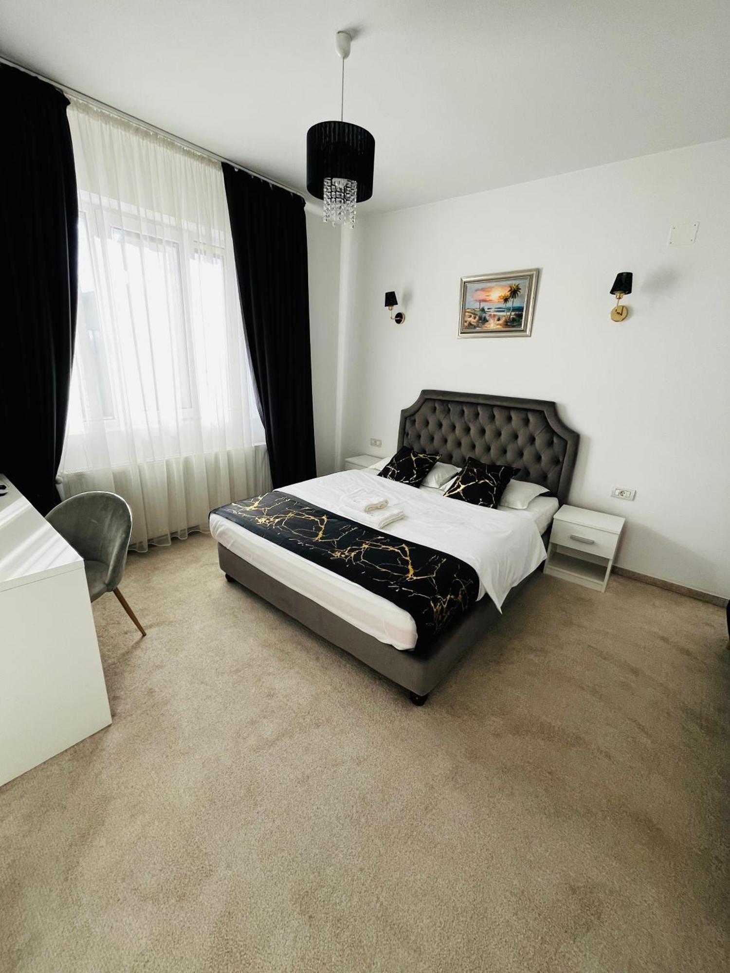 Готель Cochet Boutique Тиргу-Жіу Екстер'єр фото