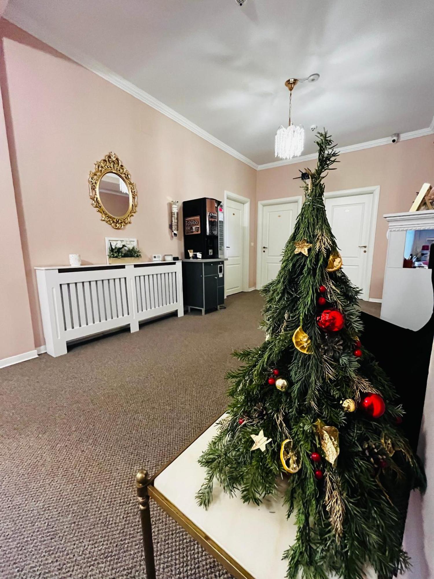 Готель Cochet Boutique Тиргу-Жіу Екстер'єр фото