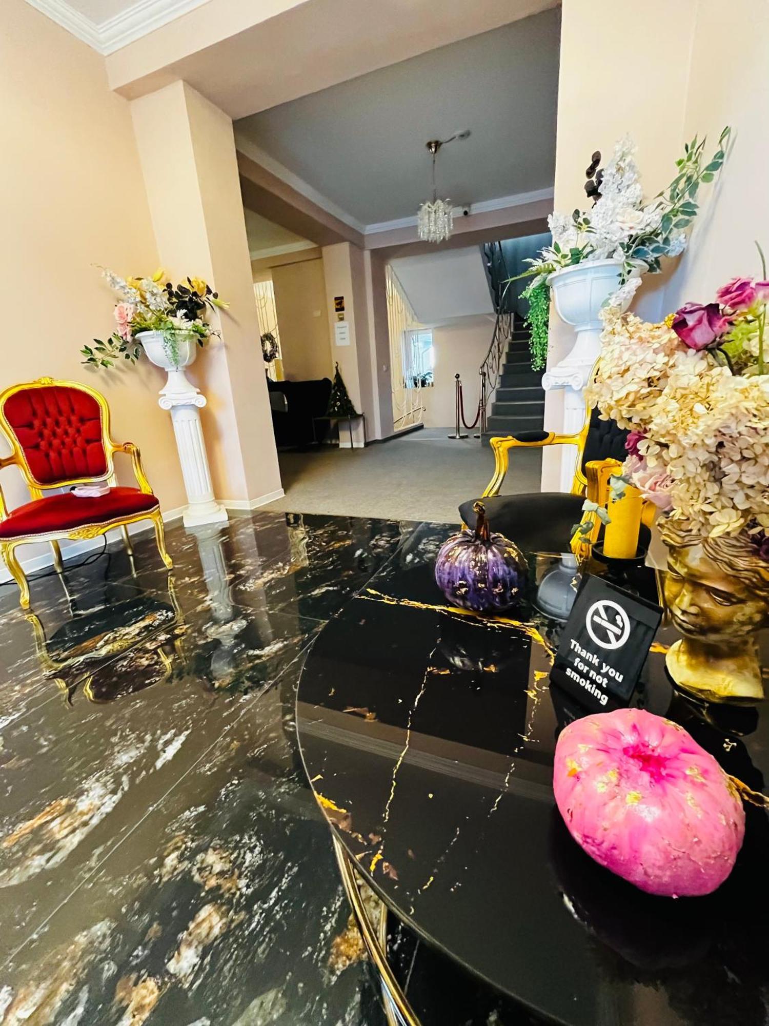 Готель Cochet Boutique Тиргу-Жіу Екстер'єр фото
