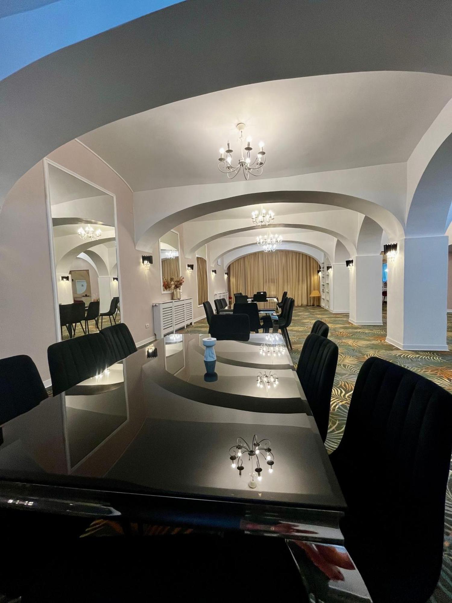 Готель Cochet Boutique Тиргу-Жіу Екстер'єр фото
