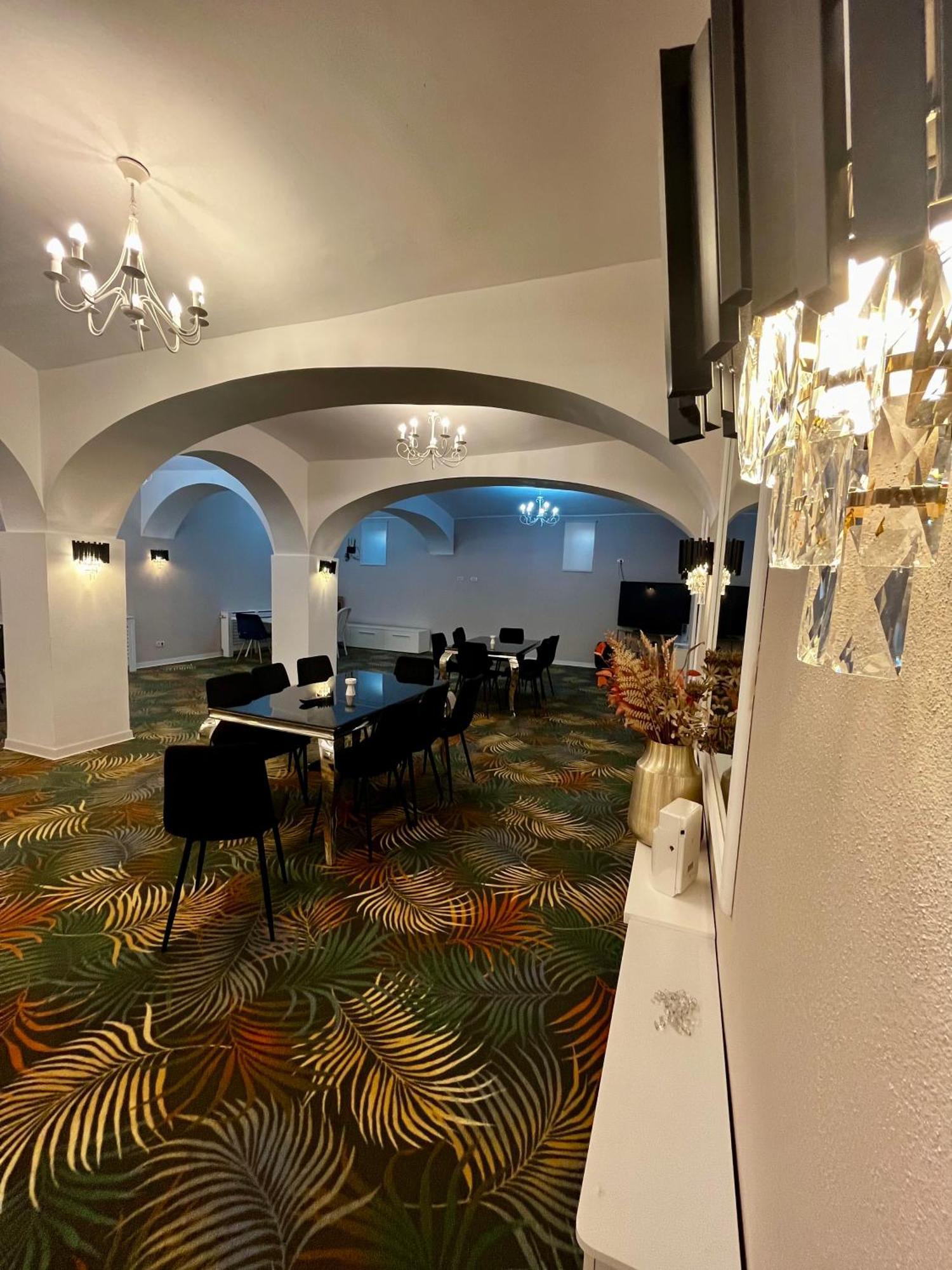 Готель Cochet Boutique Тиргу-Жіу Екстер'єр фото